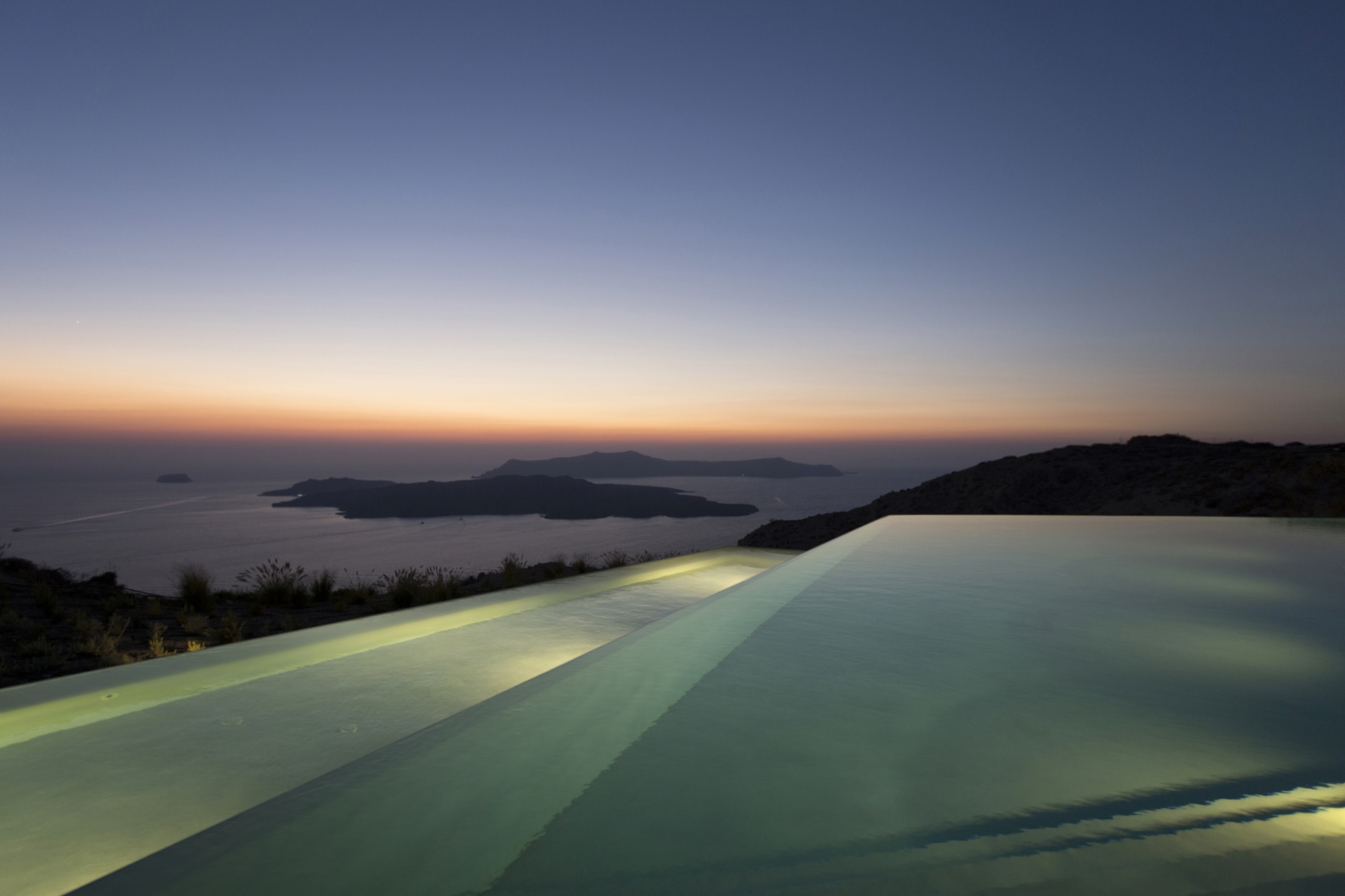 Poolbereich des Erosantorini Hotels mit Aussicht auf das Meer